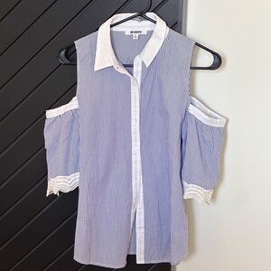 BBDakota top, cutout shoulders, lace details on sleeves. Size S. Great condition